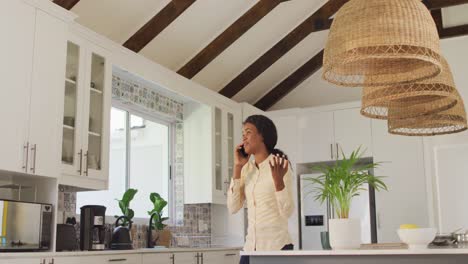 Vídeo-De-Una-Mujer-Afroamericana-Usando-Un-Teléfono-Inteligente-En-La-Cocina