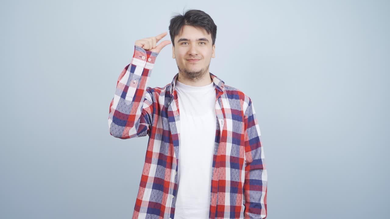 손으로 작은 표지판을 만드는 사람.