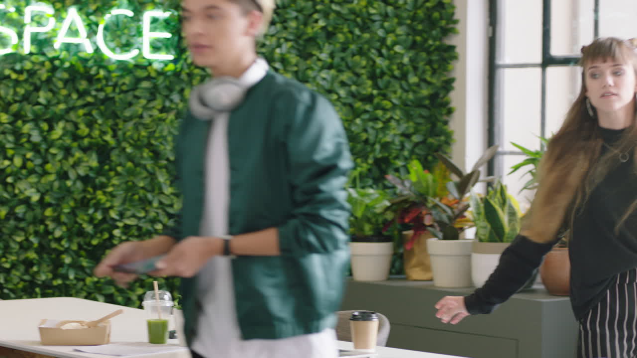 молодая группа бизнесменов встречается с афроамериканским лидером команды женщиной, использующей цифровой планшетный компьютер, делясь идеями, показывая учебный проект на экране в многоэтническом офисе