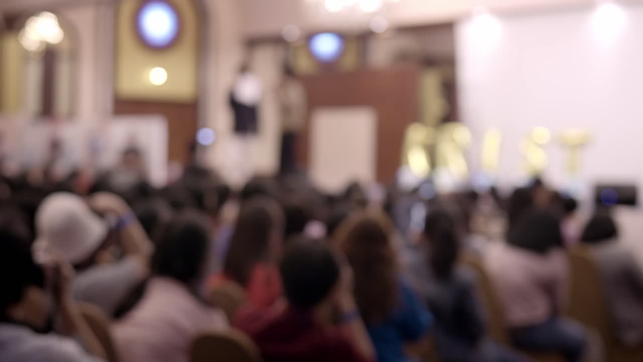 인터뷰를 위한 녹색 화면 배경 시트로 사용되는 세미나실의 사람들