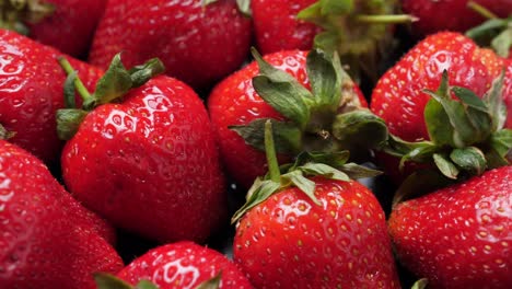 Un-Montón-De-Fresas-Rojas-Y-Maduras-Girando,-Primer-Plano