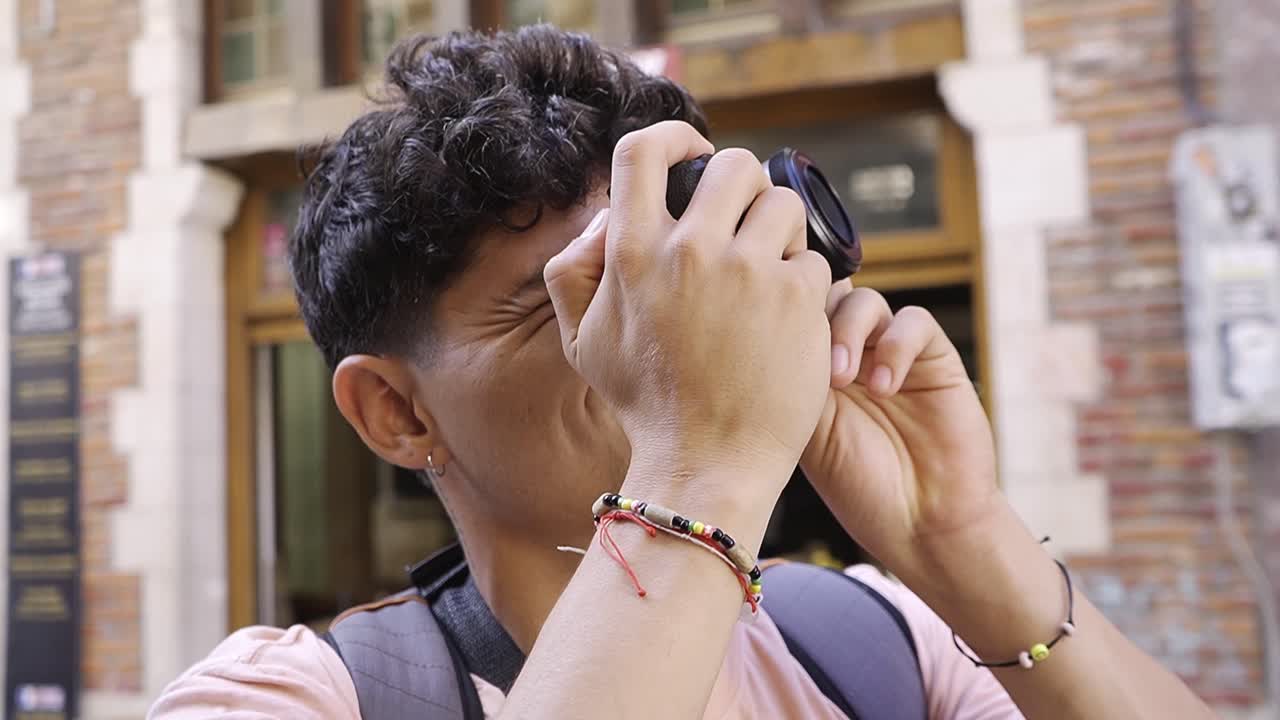 joven fotógrafo turístico hispano tomando fotos arquitectónicas de bruselas, bélgica