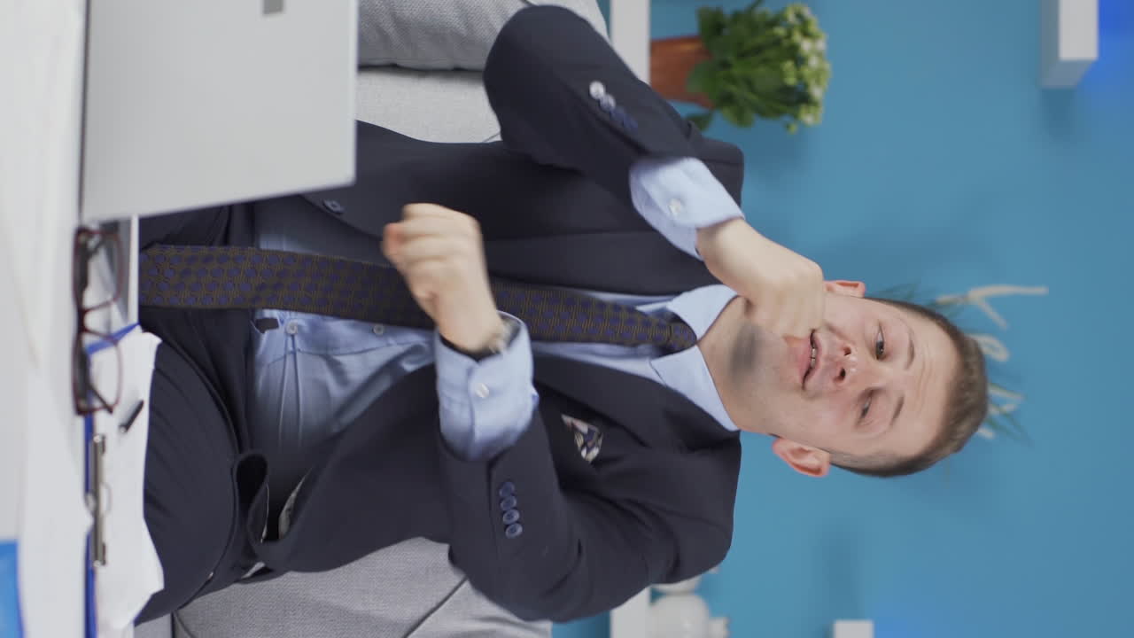 홈 오피스 직원 남자 춤과 작업의 수직 비디오.