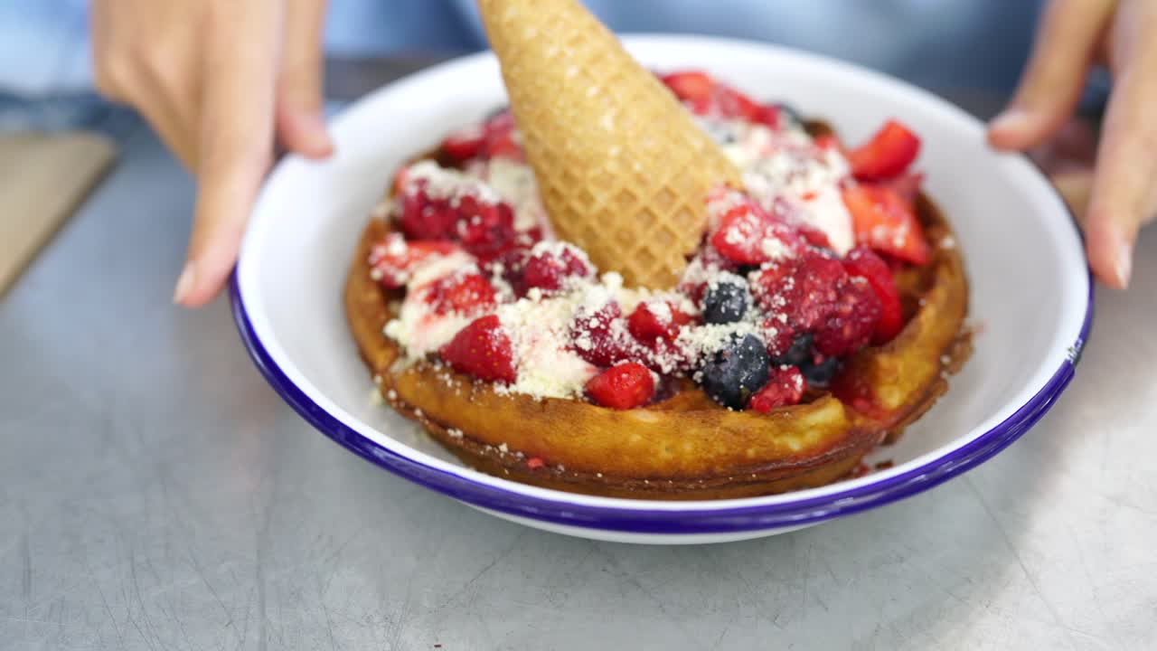 베리 와 아이스크림 을 들인 와플