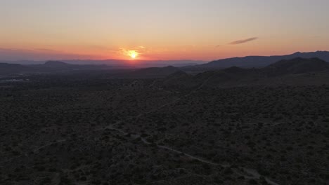 Toma-Lenta-De-Un-Amanecer-En-El-Alto-Desierto-De-California