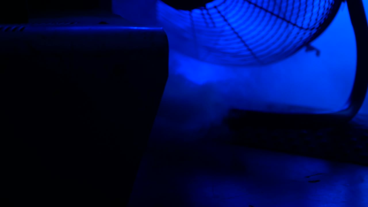 máquina de humo y ventilador en el trabajo en el escenario.