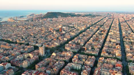 vista aérea de los edificios típicos del paisaje urbano de barcelona. ejemplo de red urbana residencial famosa. (catalonia, españa)