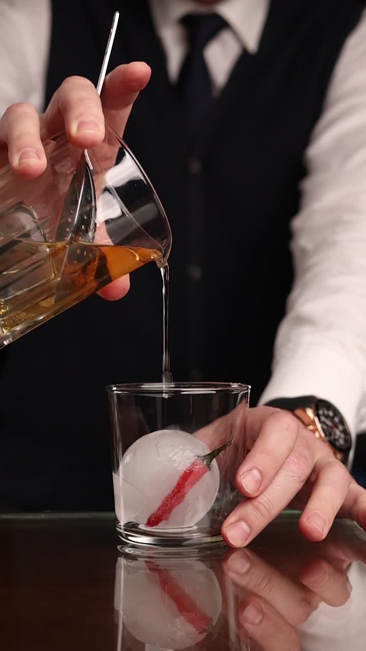 Barman che prepara un cocktail al whiskey piccante