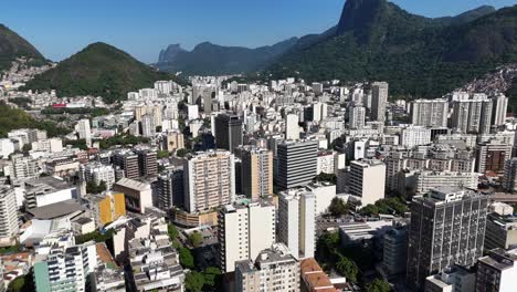 Luftaufnahme-Einer-Drohne-Aus-Rio-De-Janeiro,-Brasilien,-Südamerikanische-Stadt,-Christusstatue-Auf-Dem-Gipfel-Des-Corcovado-Und-Dem-Zuckerhut,-Copacabana