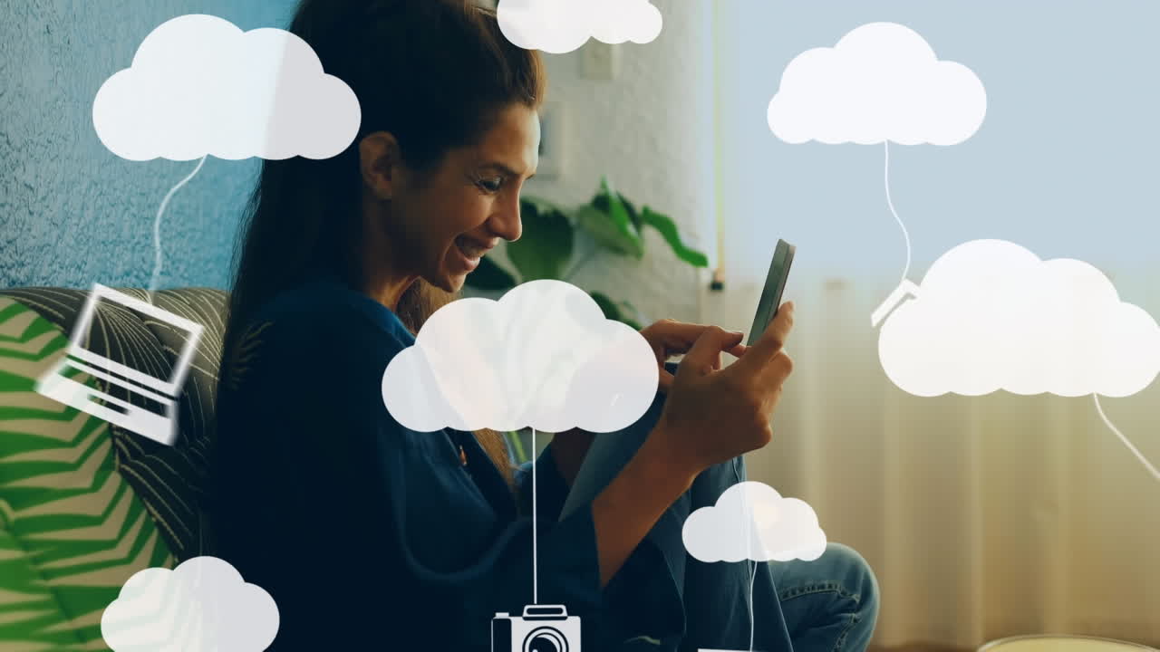 animación de nubes e iconos digitales sobre una mujer usando un teléfono inteligente