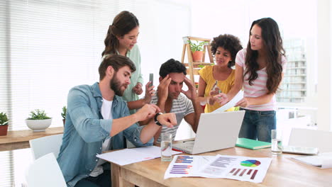ansioso hombre de negocios casual con las manos en la cabeza