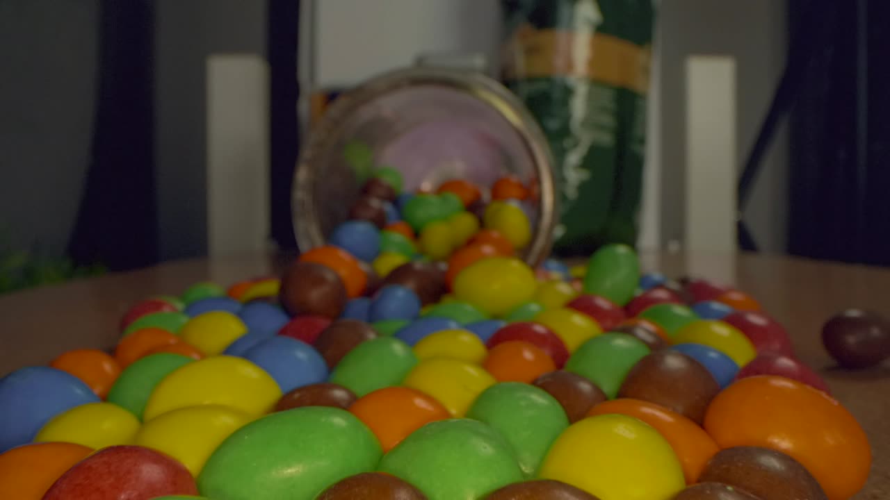 viaje de primer plano macro sobre una pila de caramelos de colores usando una nueva lente macro