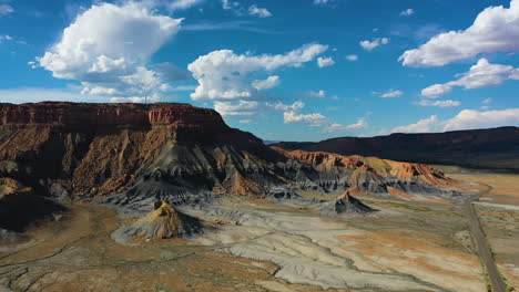 Aerial-view-approaching-steep-rocks,-near-the-Grand-canyon,-in-sunny-USA