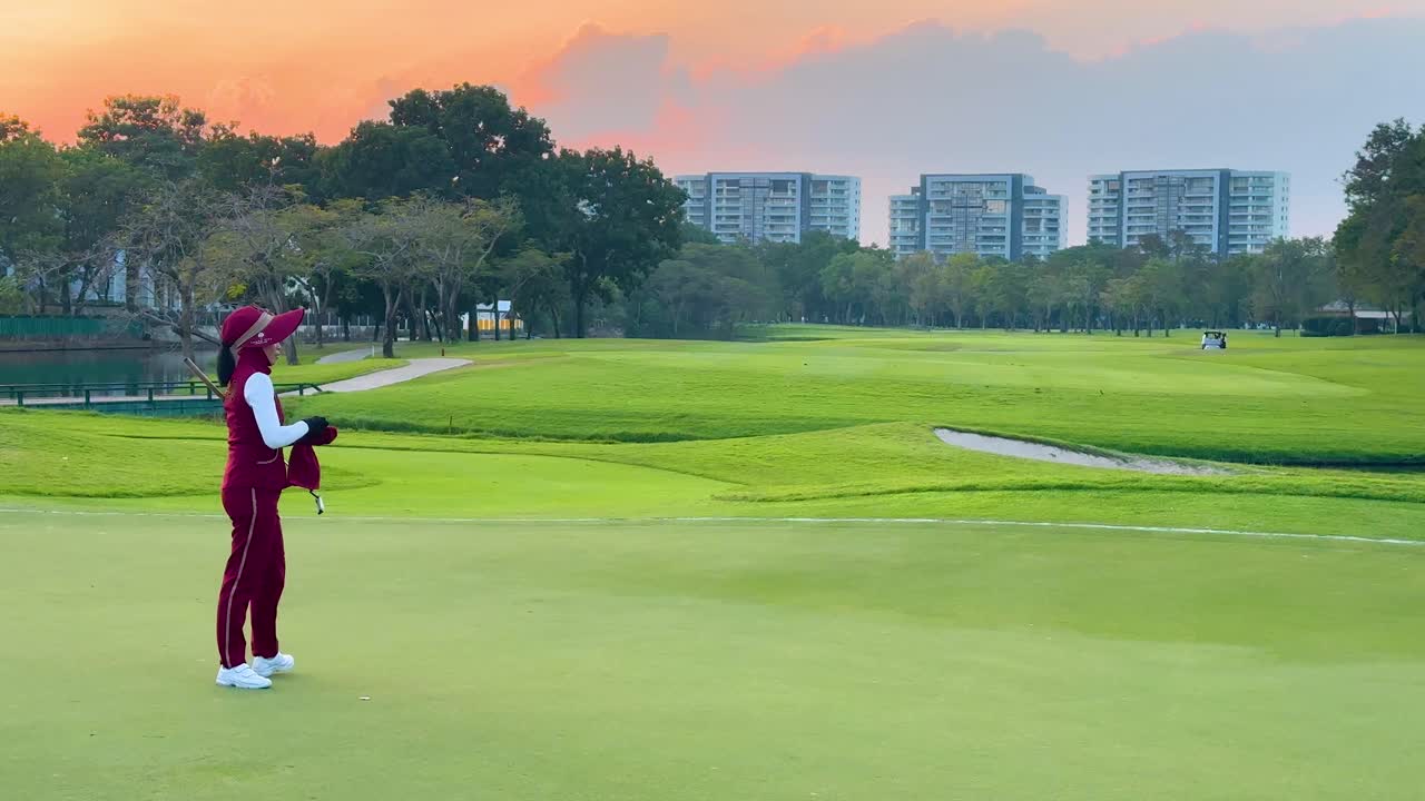 골퍼 가 울창 한 초록색 코스 에서 스 을 연습 하고 있다