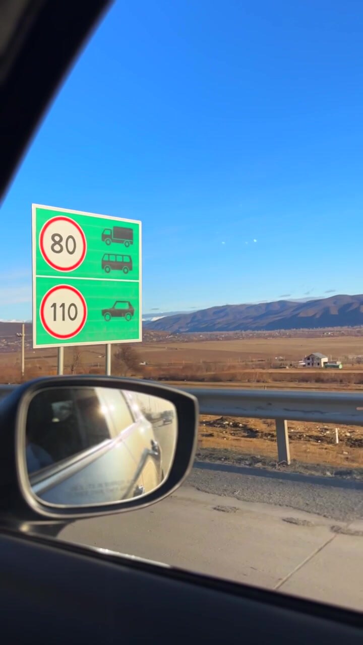 Vista dal finestrino dell'auto su autostrada con montagne sullo sfondo