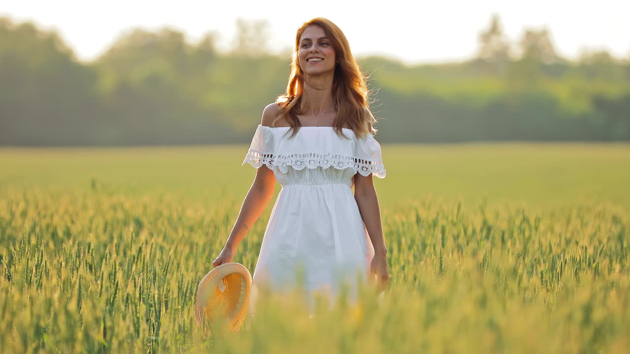 드레스를 입은 예쁜 소녀가 을 가로질러 걸어가며 미소 짓는다.