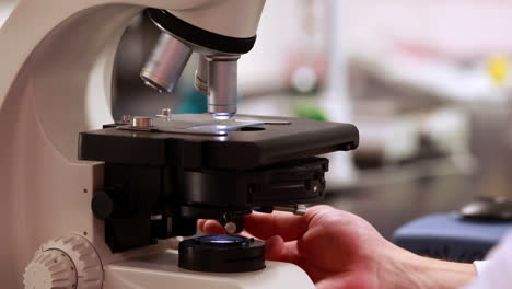 científico preparando un microscopio