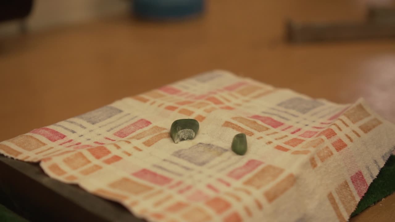 느린 동작으로 망치로 뉴질랜드에서 그린스톤을 부수고 - 클로즈업 샷