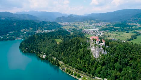 Slowenien-Wunderschöne-Natur---Ferienort-Bleder-See.