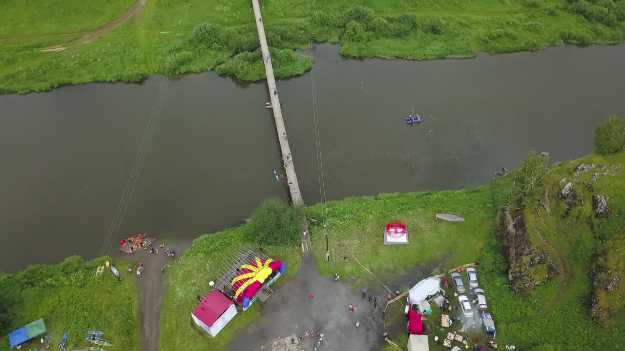 vista aérea de un festival a orillas de un río