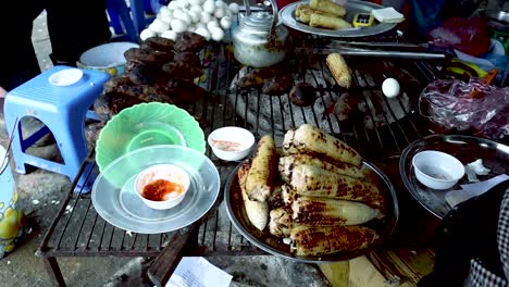 Ein-Schuss-Gegrillter-Mais,-Gegrillte-Eier-Und-Gegrillte-Süßkartoffeln-An-Einem-Kühlen-Nachmittag