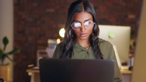 Serious,-business-woman-and-laptop-at-night