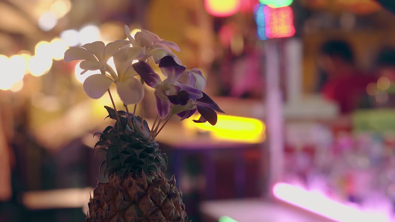 piña con orquídeas en flor en un fondo borroso
