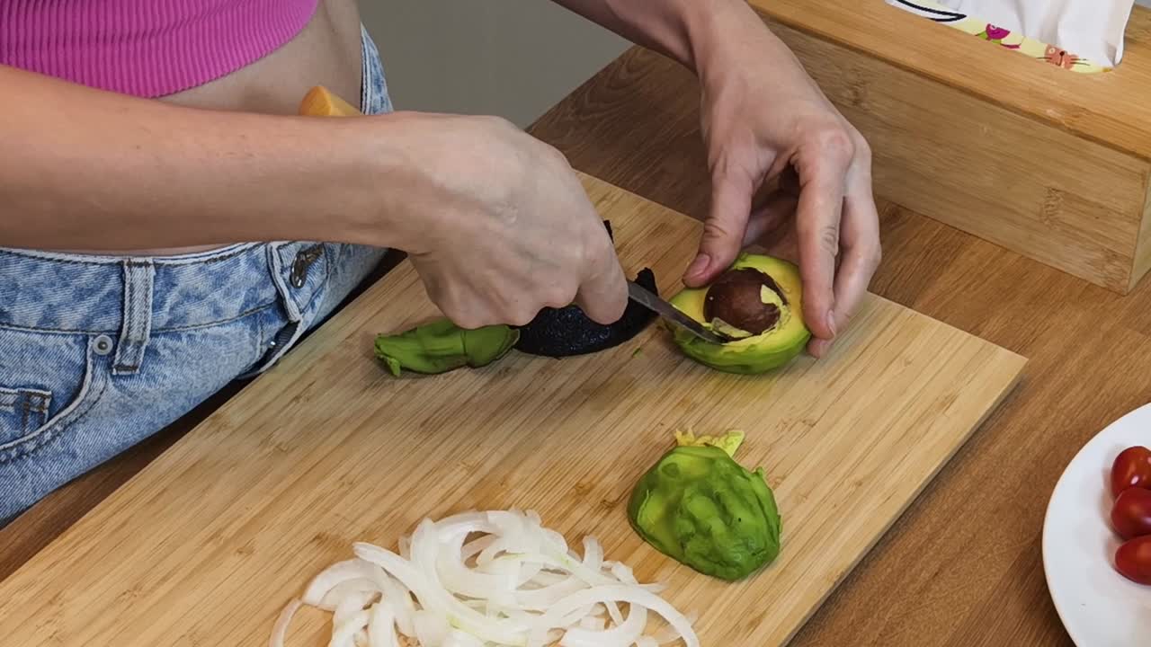 mujer cortando aguacate