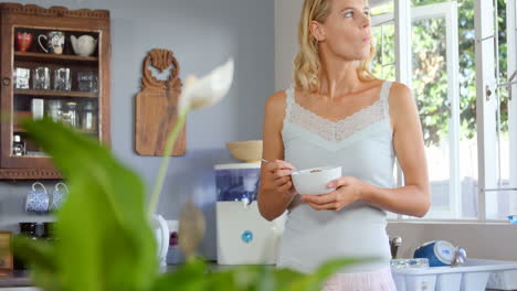 Linda-Rubia-Comiendo-Cereal-En-La-Cocina