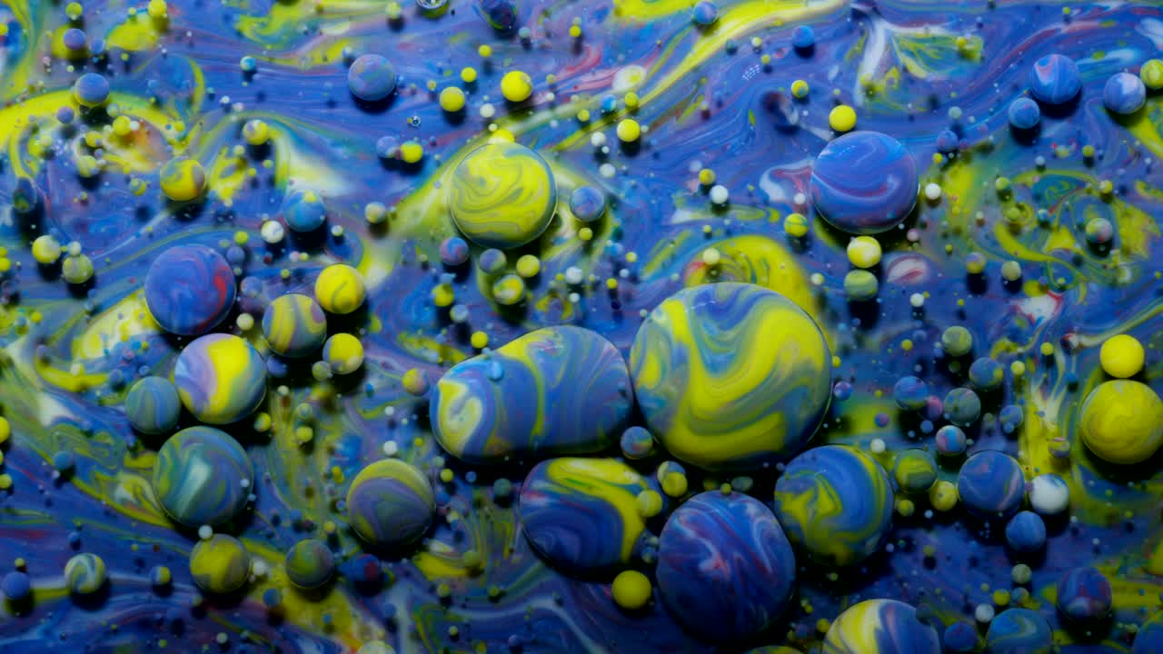 느린 움직임 밝은 색상 거품 오일 아름다운 페인트 우주 색 움직이는 다채로운 근접. 아크릴 페인트. 환상적인 최면 표면. 추상적인 다채로운 페인트 변형 구조 거품.