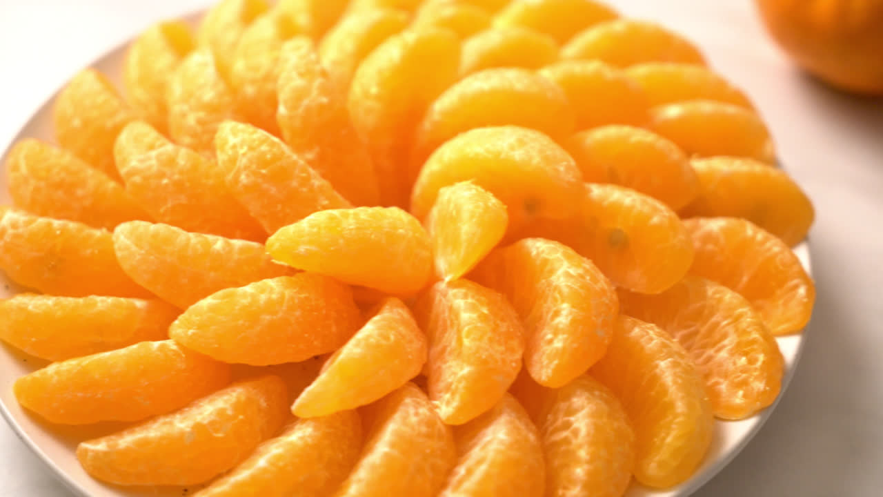 접시에 신선한 오렌지 - 건강 개념