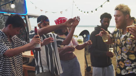 Jóvenes-Amigos-Multiétnicos-Bailando-En-El-Festival-De-Verano