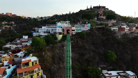 Luftaufnahme-In-Richtung-Der-Guanajuato-Standseilbahn-Zur-El-Pipila-Statue,-Sonnenuntergang-In-Mexiko