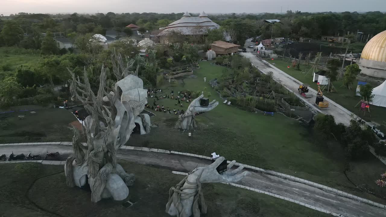 조각: 회색 날에 발리 공원에서 스타일화 된 머리와 손, 공중