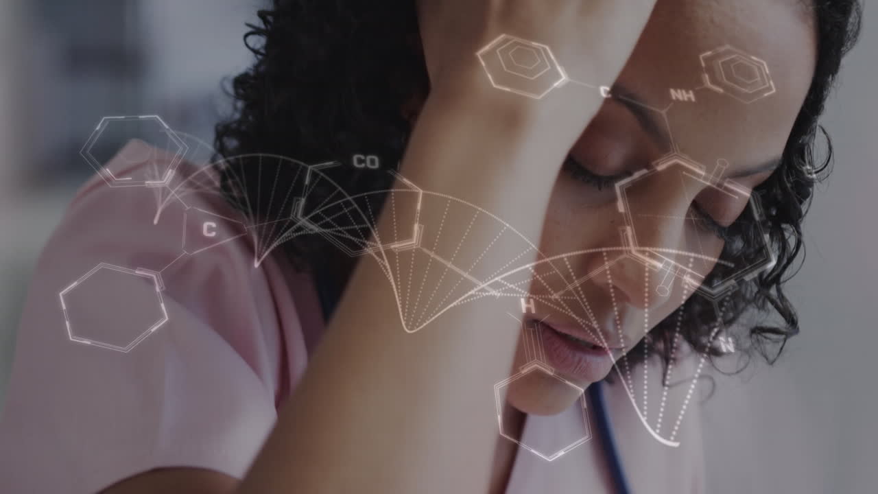 animación del procesamiento de datos sobre una doctora biracial cansada