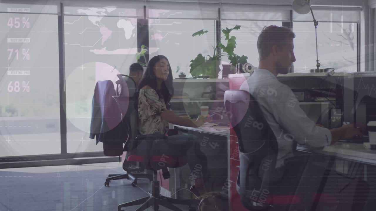 Animação de interface de infográfico em movimento sobre uma empresária asiática levantando-se da cadeira na mesa.