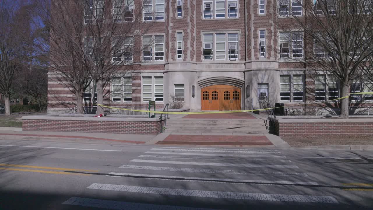 짐벌 와이드 샷이 앞으로 나아가는 미시간 주립 대학 캠퍼스의 버키 홀