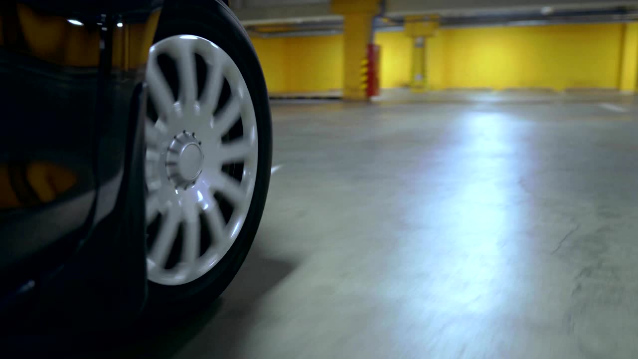 la rueda delantera de un coche en movimiento. la cámara está montada cerca de la rueda.