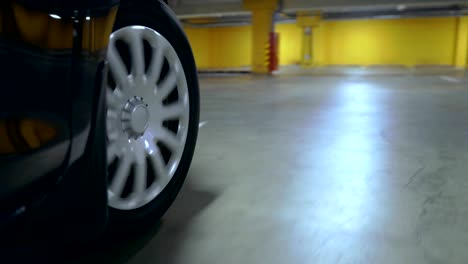 la rueda delantera de un coche en movimiento. la cámara está montada cerca de la rueda.