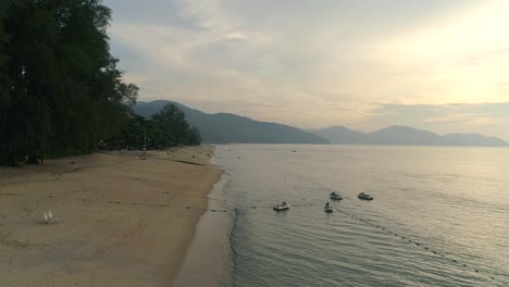 Un-Dron-A-Cámara-Lenta-Disparó-Sobre-Una-Playa-Desierta-En-Penang,-Malasia