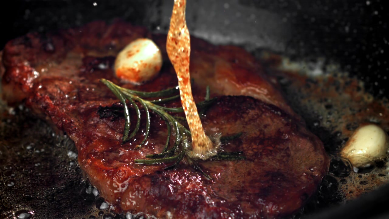 Bistecca Sfrigolante con Rosmarino e Aglio in Padella Calda