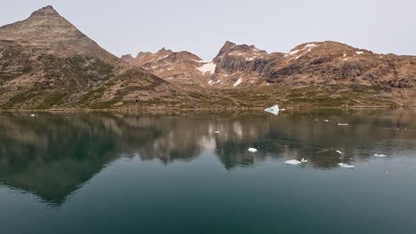 crucero a lo largo de prince christian sound en groenlandia con montañas y hielo
