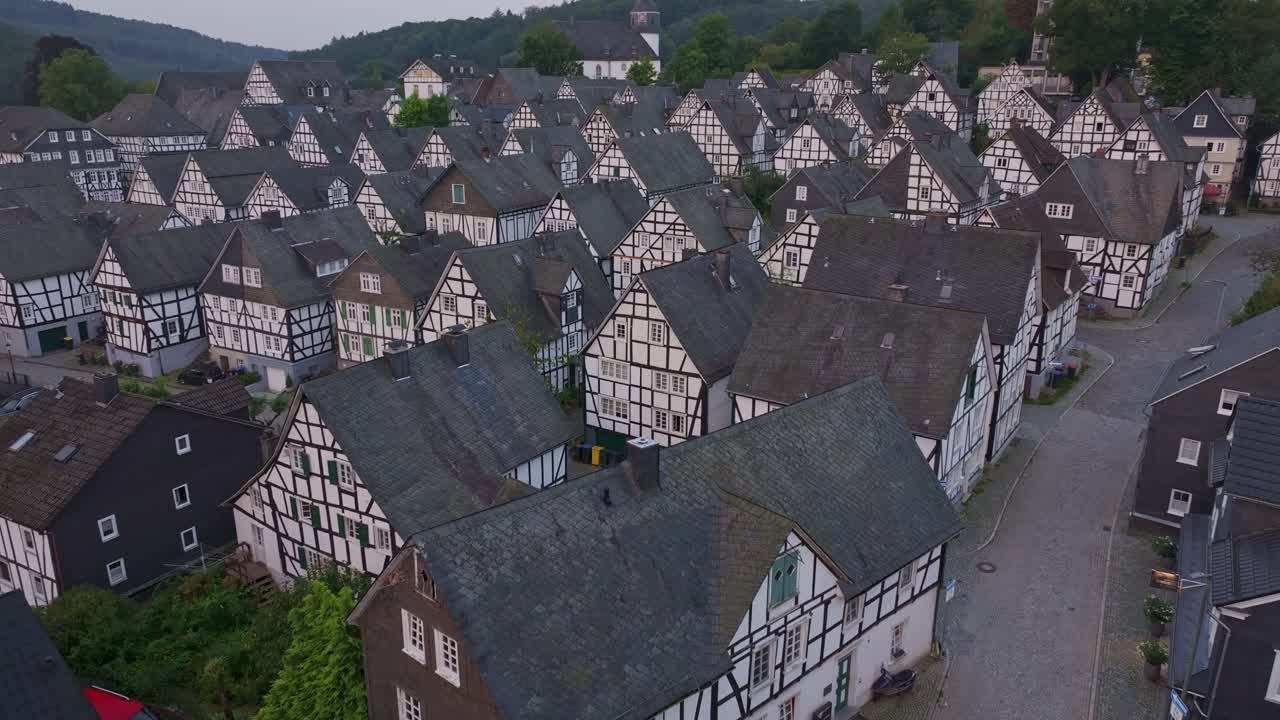 Rangées symétriques de maisons à colombages à Freudenberg, Allemagne