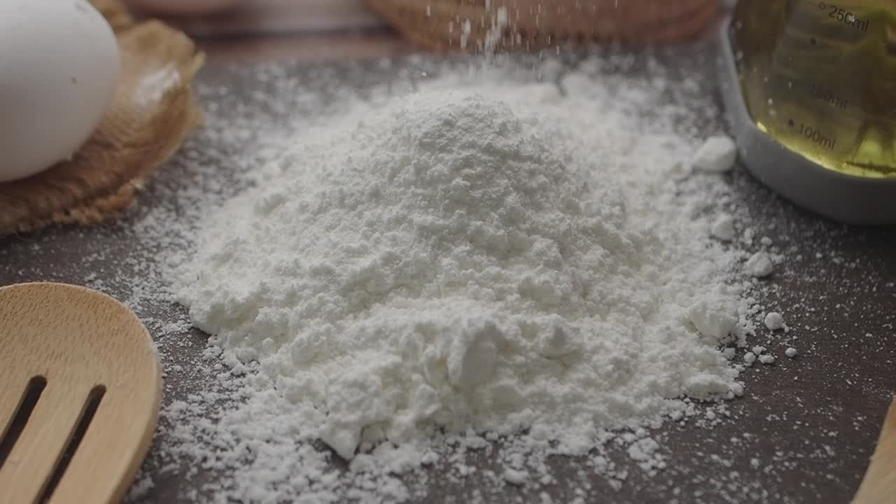 Close-up Tepung Putih Ditaburkan untuk Persiapan Memanggang