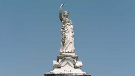 Establishing-shot-of-statue-in-Old-City-Cemetery-in-Galveston,-Texas