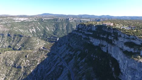 Flug-über-Einer-Großen-Erosionslandschaft,-Dem-Cirque-De-Navacelles-In-Frankreich.