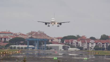 aterrizaje de avión en clima lluvioso