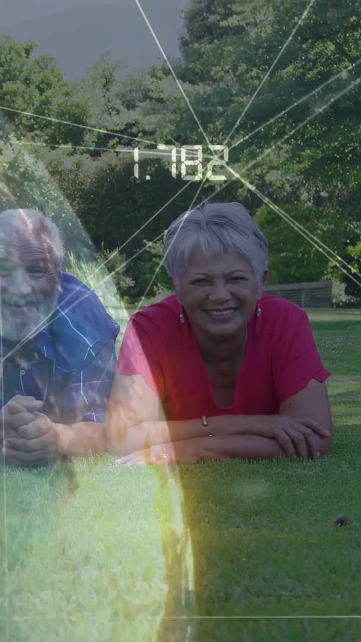 Video verticale: Anziani sdraiati sull'erba che sorridono, con una sovrapposizione grafica che mostra dati sulla salute in movimento sui loro volti.
