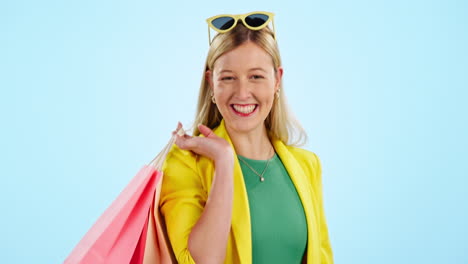 moda, venta y cara de mujer con bolsa de compras