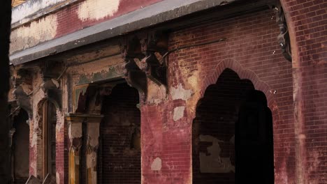 Ein-Video,-Das-Die-Verfallende-Alte-Mauer-Der-Moschee-Masjid-Wazir-Khan-In-Lahore,-Pakistan,-Zeigt